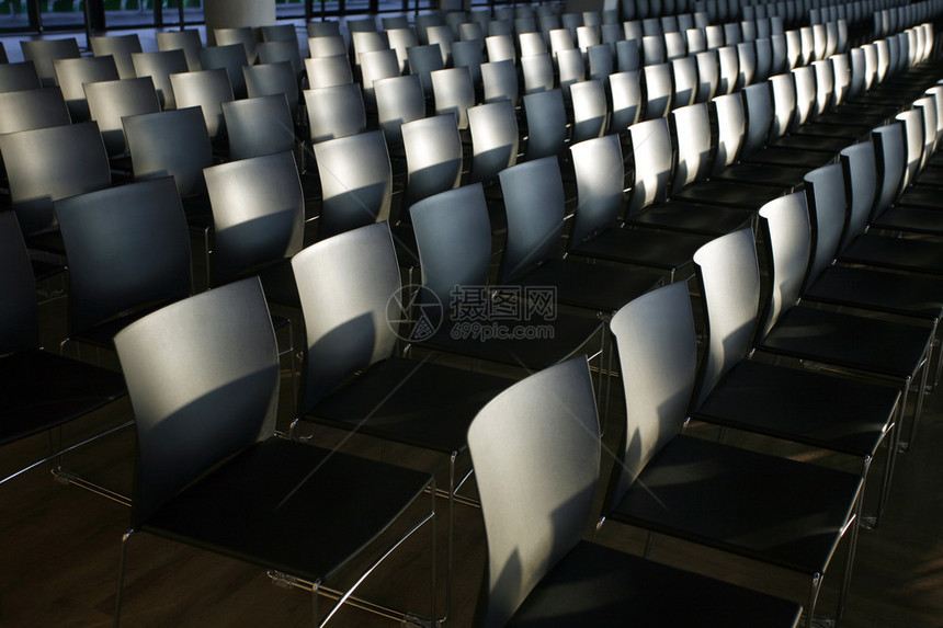 现代会议厅里一排的椅子图片