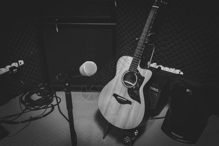 黑白照片概念录音室中使用乐器录制的乐队是麦克风经典吉他和现场音乐会图片