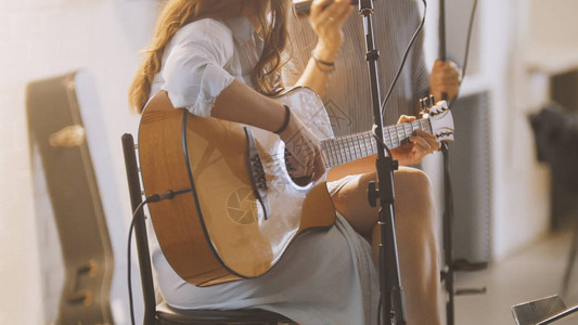 有吉他的女人在舞台上在阁楼摇滚乐队图片