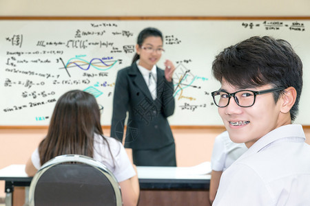 亚洲教师和教室穿制服学生图片