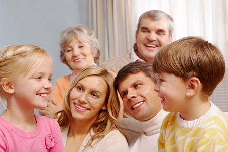 男孩和女孩与父母和祖父母在背景上互图片