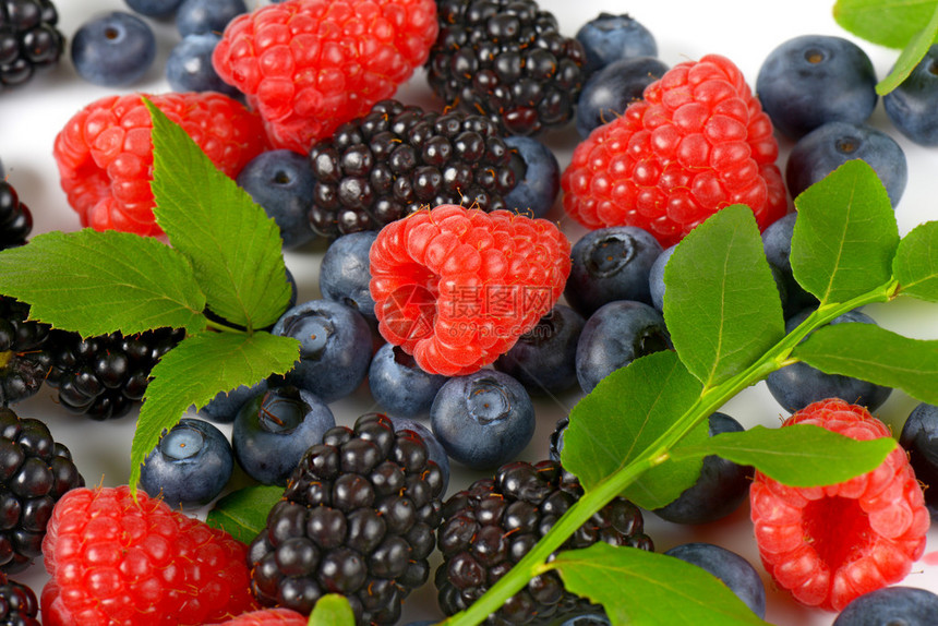 新鲜蓝莓黑莓和覆盆子图片