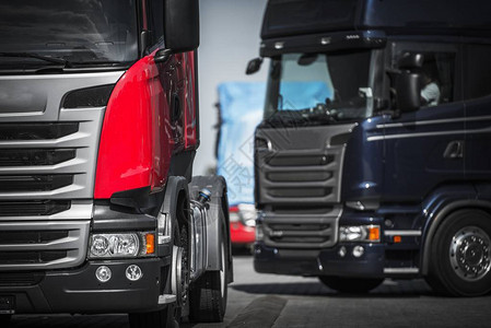 欧洲卡车队概念驾驶和运输卡车图片