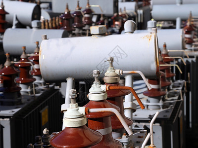 储存水力发电厂使用的许多变压器图片