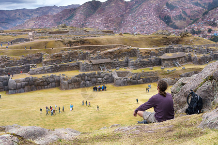 坐在秘鲁库斯科的萨克塞瓦曼遗址和库斯科市图片