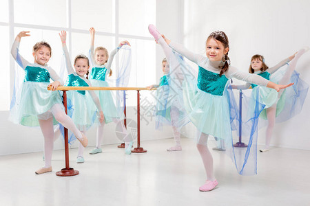 一群微笑的小女孩在舞蹈室练习时图片