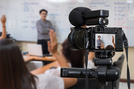 专业数码相机三脚架录制亚洲教师课堂视频摄影师相机和技术直播概念图片