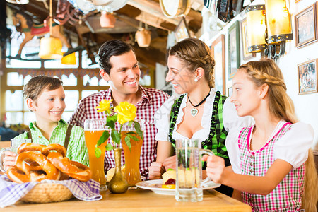 巴伐利亚女孩穿着dirndl和在传统餐馆与高清图片