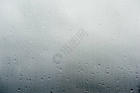 雨滴落在窗户上阴雨天气图片