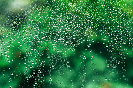 窗玻璃上的雨滴透过花园的窗景雨滴落在团体高清图片素材