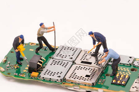 微型人修理电子设备图片