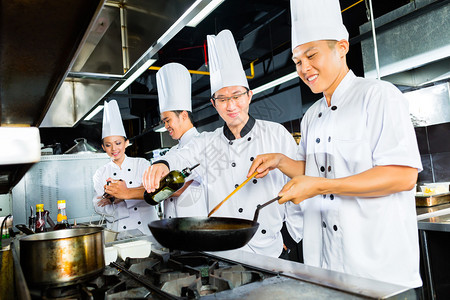 餐厅厨房烹饪的亚洲厨师图片