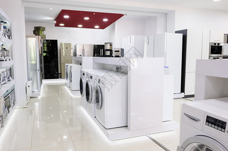 零售商店展示的洗衣机和冰箱图片