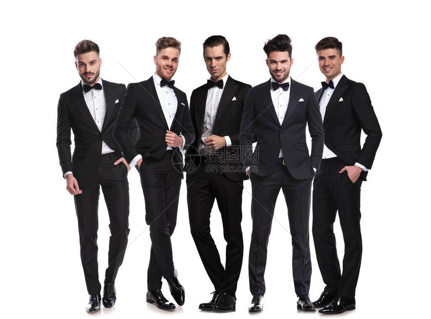 五个穿黑色燕尾服的帅男站在白色背景上站在一图片