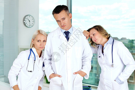 三个穿白外套的临床医生在图片