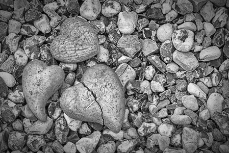三颗石头的心与图片