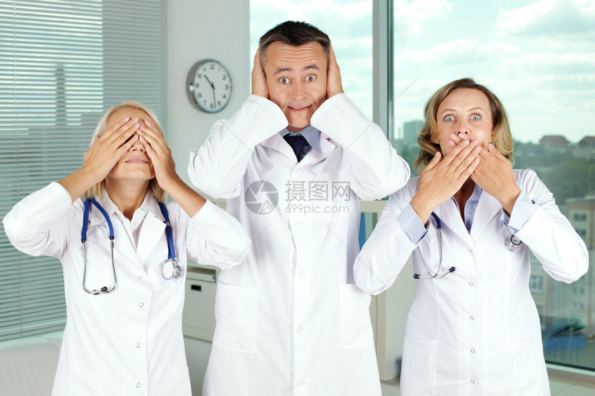 3名身穿白外套的临床医生覆盖眼图片