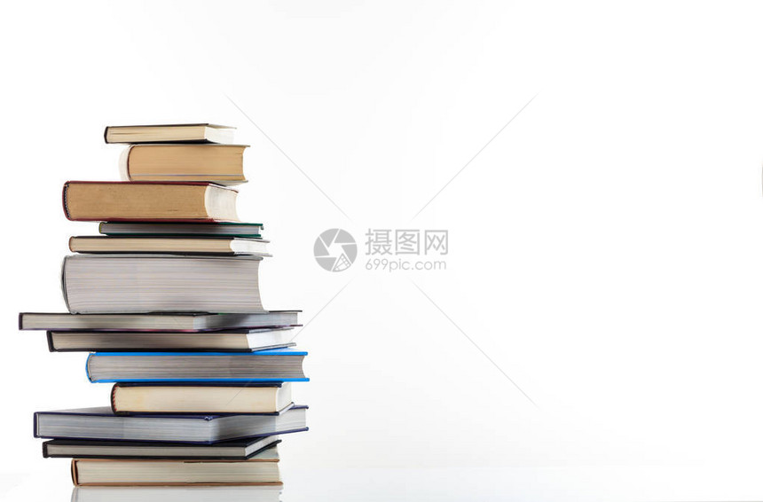 教育概念在白色背景上孤立的书堆图片