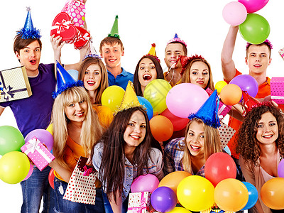 一群乐于在派对上玩气球的图片
