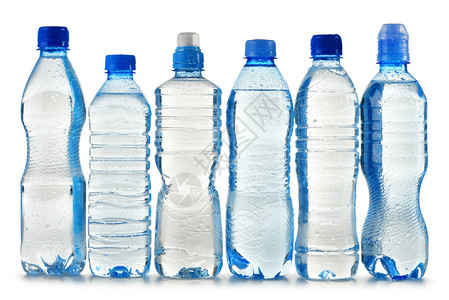 用聚碳酸酯塑料瓶在白色下分离的矿泉水组合物背景图片