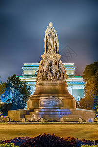 埃卡捷琳娜王后及其最喜爱者纪念碑的夜景图片