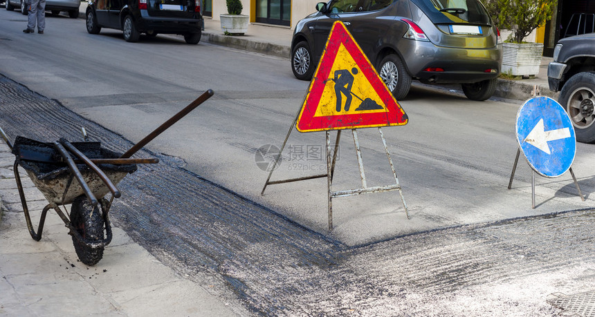 正在修建的公路上施工图片