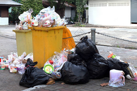 一堆垃圾塑料黑色和垃圾袋垃圾在人行道上图片