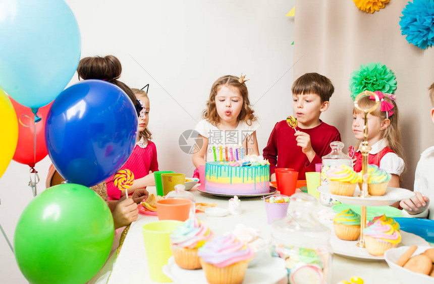 庆祝生日的小孩女孩在蛋糕上图片