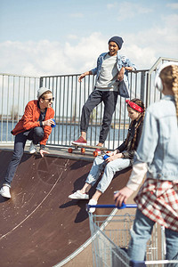 在滑板公园的坡道上玩乐的年轻人们图片