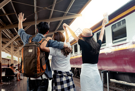 旅客乘火车进城后的一群游客问候和幸福图片