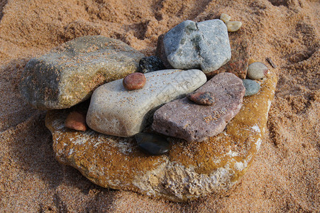 各种形状的石头堆在沙滩上图片