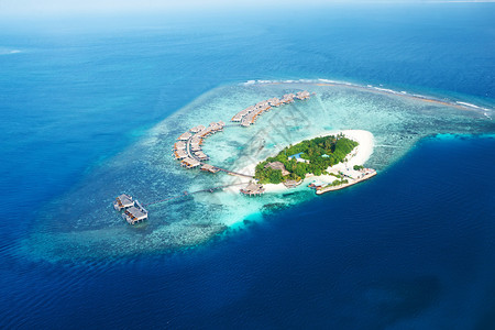 从空中观察的马尔代夫环礁和岛屿群环背景图片