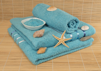 蓝毛巾加上海盐贝壳和图片