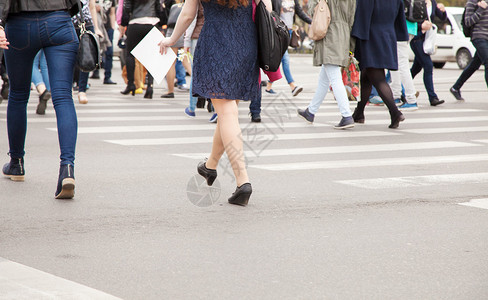春日人行横道上的行人腿图片