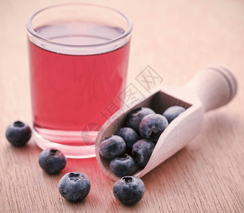 一组新鲜蓝莓在玻璃杯中加果汁图片