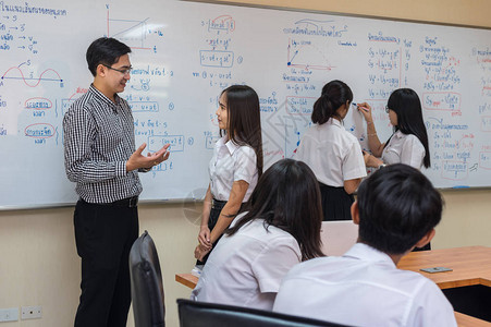 亚洲教师在课堂上给一群学生上课图片