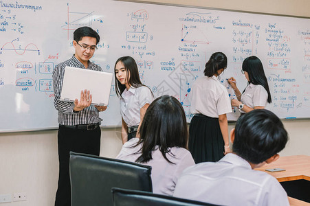 亚洲教师在课堂上给大学生群体上课图片