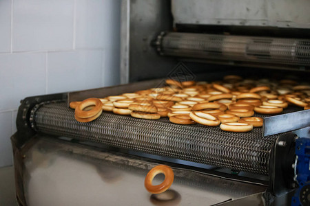 生产胸针和饼干的工业生产线背景图片