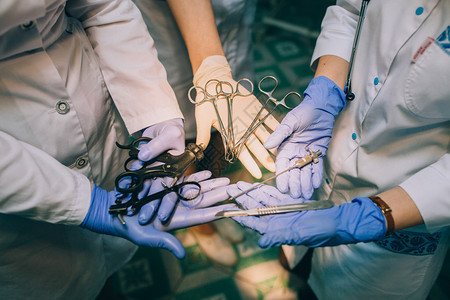 人类手中的医疗手术器械图片