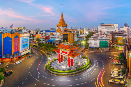 在泰国曼谷唐人街一端的环形路口交通经过城的Odeon背景图片