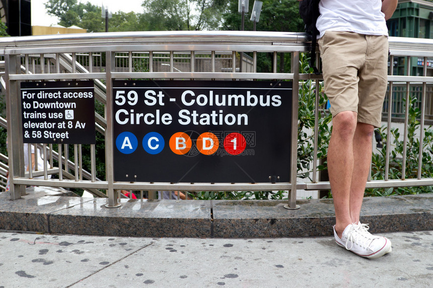 在59街站着等待的人纽约曼哈顿哥伦布环地图片