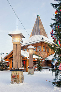 圣诞老人办事处在圣塔村与圣诞树在斯堪的纳维亚州芬兰拉普兰图片