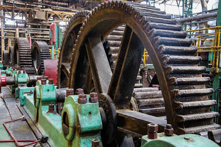 旧工厂的老式工业车轮图片
