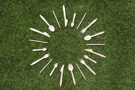 木制勺子和叉子及刀形的木制勺子图片