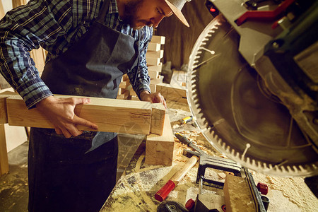 穿工作服的木匠和在木工车间工作的小企业主图片