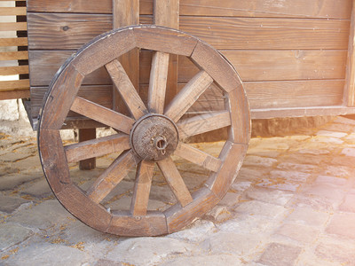 旧木车上的木轮图片