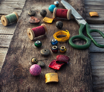 为编织项链和手镯设置时装珠子图片