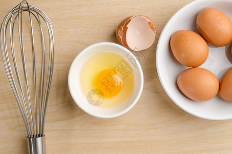 用于烹饪的碗中的新鲜蛋黄食品成分图片