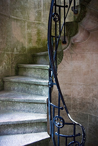 天守阁的卷曲形狭窄楼梯的细节背景图片