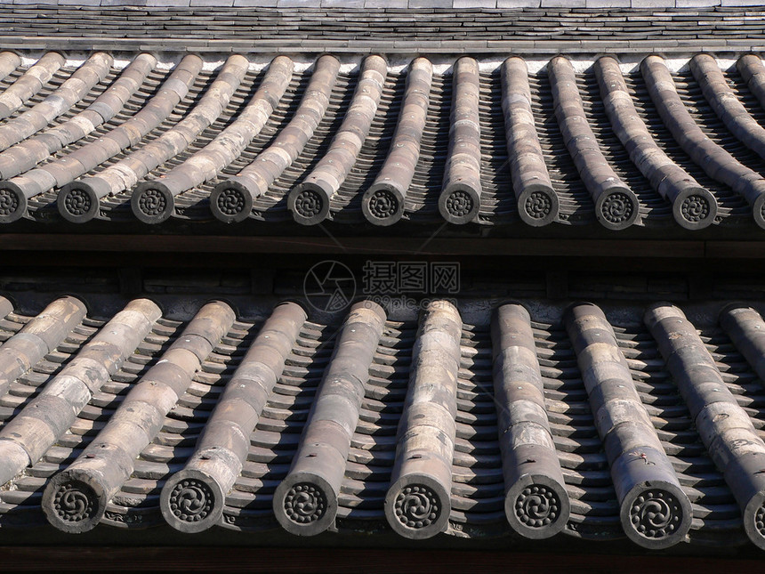 传统的日本寺庙屋顶背图片
